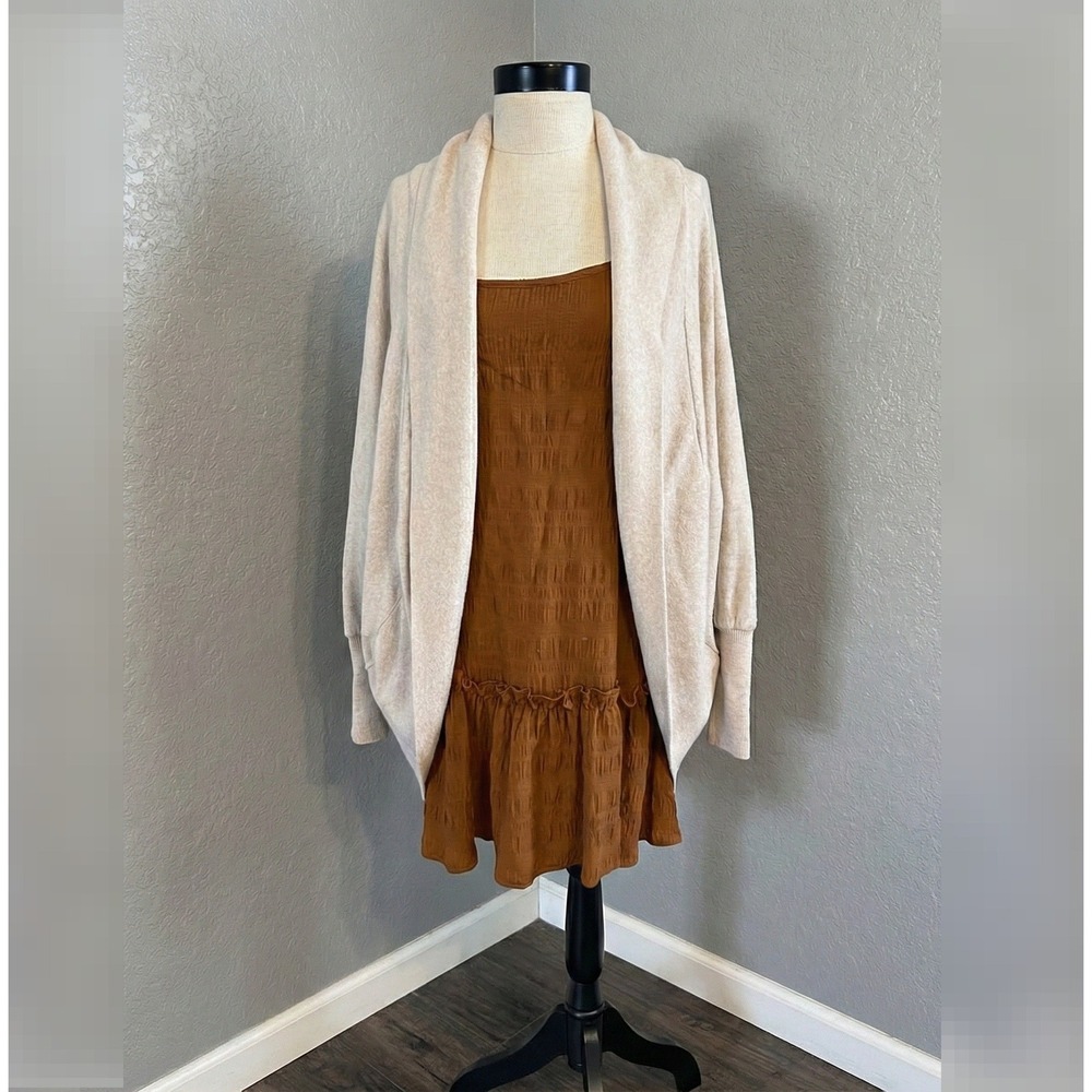 Medium CHAUS New York Beige Long‎ Sleeve Cardigan